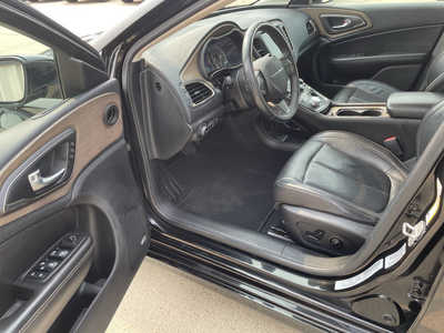 2015 Chrysler 200, $9989. Photo 5