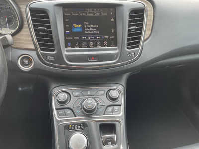 2015 Chrysler 200, $9989. Photo 8