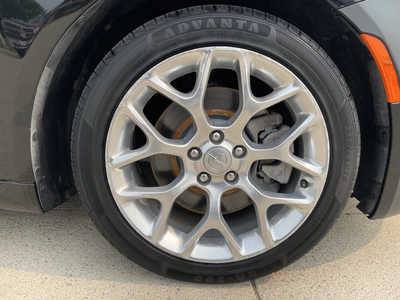 2015 Chrysler 200, $9989. Photo 10