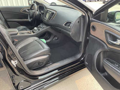 2015 Chrysler 200, $9989. Photo 11