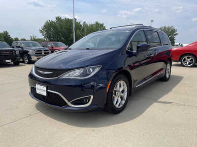 2019 Chrysler Pacifica, $16985. Photo 2