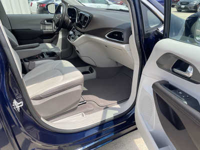 2019 Chrysler Pacifica, $16985. Photo 12