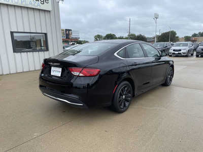 2015 Chrysler 200, $9989. Photo 4