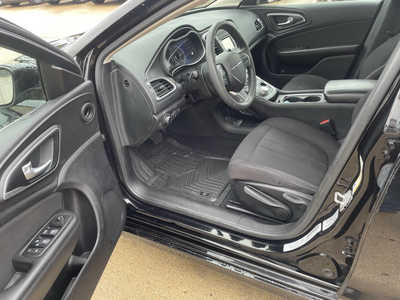 2015 Chrysler 200, $9989. Photo 5