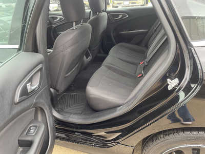 2015 Chrysler 200, $9989. Photo 6