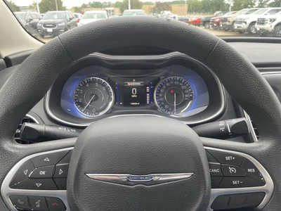 2015 Chrysler 200, $9989. Photo 7
