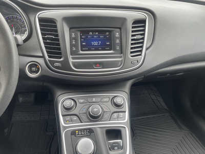 2015 Chrysler 200, $9989. Photo 8