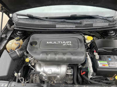 2015 Chrysler 200, $9989. Photo 9