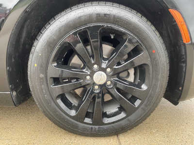 2015 Chrysler 200, $9989. Photo 10