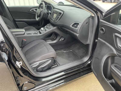 2015 Chrysler 200, $9989. Photo 11