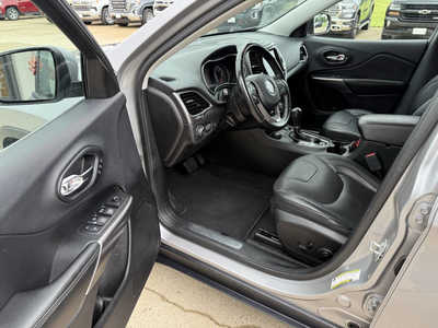 2019 Jeep Cherokee, $13436. Photo 5