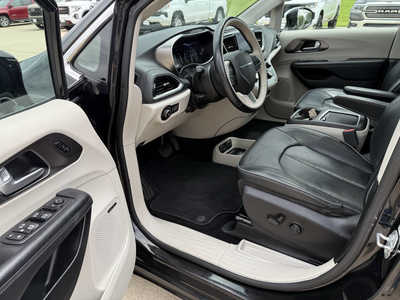 2018 Chrysler Pacifica, $19988. Photo 5