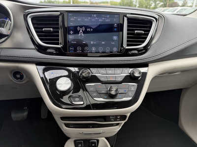 2018 Chrysler Pacifica, $19988. Photo 9