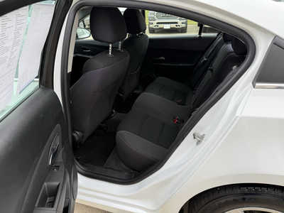 2015 Chevrolet Cruze, $7988. Photo 6