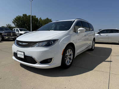 2019 Chrysler Pacifica, $16564. Photo 2