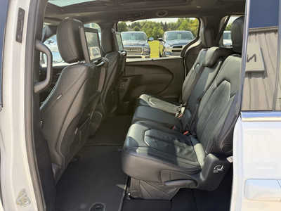 2019 Chrysler Pacifica, $16564. Photo 6