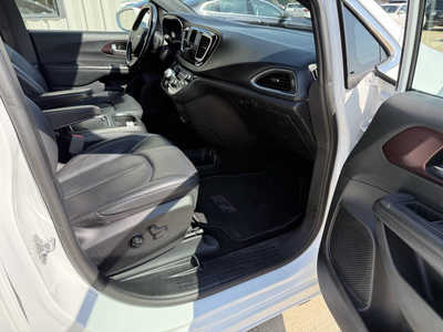 2019 Chrysler Pacifica, $16564. Photo 11