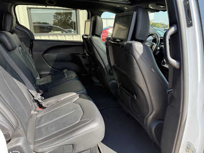 2019 Chrysler Pacifica, $16564. Photo 12