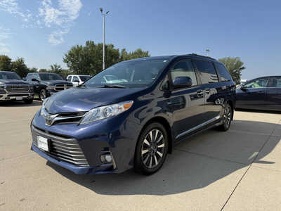 2018 Toyota Sienna, $25893. Photo 2