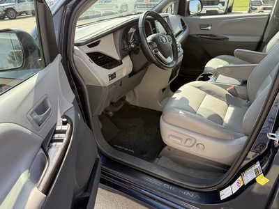 2018 Toyota Sienna, $25893. Photo 5