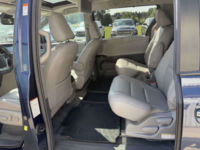 2018 Toyota Sienna, $25893. Photo 6