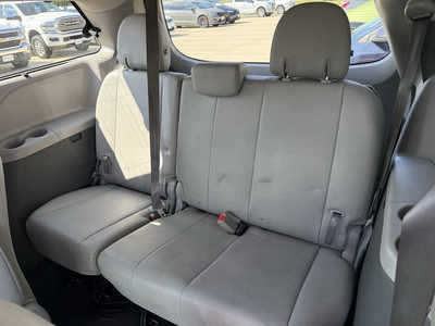 2018 Toyota Sienna, $25893. Photo 7