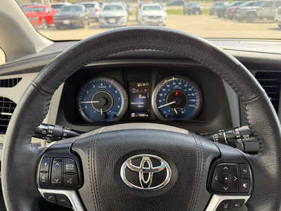 2018 Toyota Sienna, $25893. Photo 8