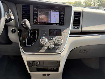 2018 Toyota Sienna, $25893. Photo 9