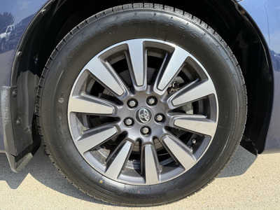 2018 Toyota Sienna, $25893. Photo 11