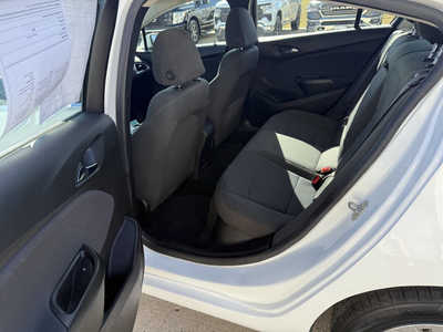 2017 Chevrolet Cruze, $10952. Photo 6