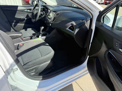 2017 Chevrolet Cruze, $10952. Photo 11