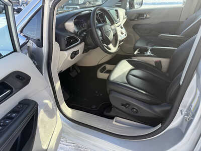 2024 Chrysler Pacifica, $34669. Photo 5