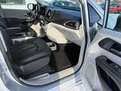 2024 Chrysler Pacifica, $34669. Photo 12