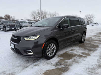 2023 Chrysler Pacifica, $25954. Photo 2