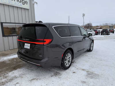 2023 Chrysler Pacifica, $25954. Photo 4