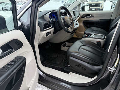 2023 Chrysler Pacifica, $25954. Photo 5