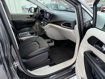 2023 Chrysler Pacifica, $25954. Photo 12