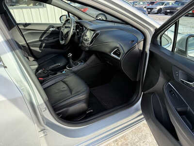 2017 Chevrolet Cruze, $8485. Photo 11