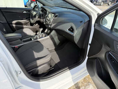 2017 Chevrolet Cruze, $10483. Photo 11