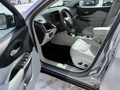 2022 Jeep Cherokee, $21415. Photo 5