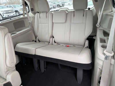 2011 Chrysler Town & Country, $6681. Photo 7