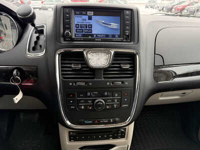 2011 Chrysler Town & Country, $6681. Photo 9