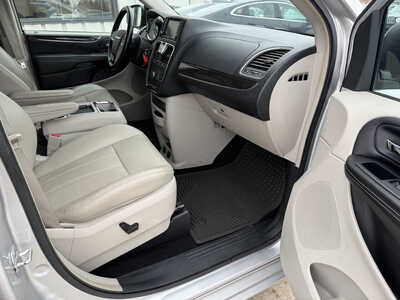 2011 Chrysler Town & Country, $6681. Photo 12