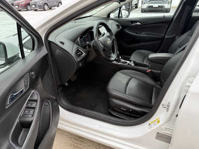 2017 Chevrolet Cruze, $11860. Photo 5