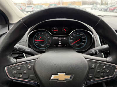 2017 Chevrolet Cruze, $11860. Photo 7