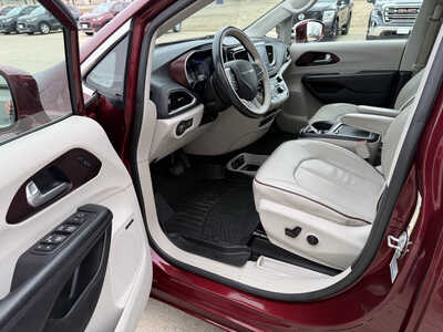 2017 Chrysler Pacifica, $16495. Photo 5