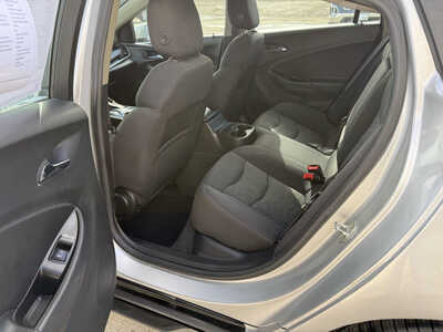2017 Chevrolet Volt, $10878. Photo 6
