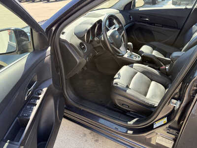 2016 Chevrolet Cruze, $8785. Photo 5