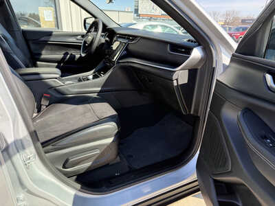 2025 Jeep Grand Cherokee, $34992. Photo 11