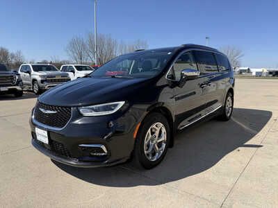 2021 Chrysler Pacifica, $26456. Photo 2